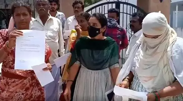 రండి బాబూ రండీ.. ఒక్కో ఉద్యోగం రూ.3 లక్షలే! రండి బాబూ రండీ.. ఒక్కో ఉద్యోగం రూ.3 లక్షలే!