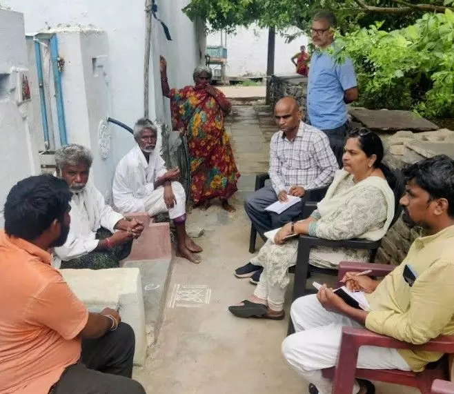 గురజాల మండలం పులిపాడు గ్రామం శివ గంగరాజు కుటుంబంతో మాట్లాడుతున్న మానవ హక్కుల వేదిక, రైతు స్వరాజ్య వేదిక సభ్యులు గురజాల మండలం పులిపాడు గ్రామం శివ గంగరాజు కుటుంబంతో మాట్లాడుతున్న మానవ హక్కుల వేదిక, రైతు స్వరాజ్య వేదిక సభ్యులు