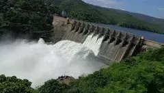 శ్రీశైలంకు వరద తగ్గింది