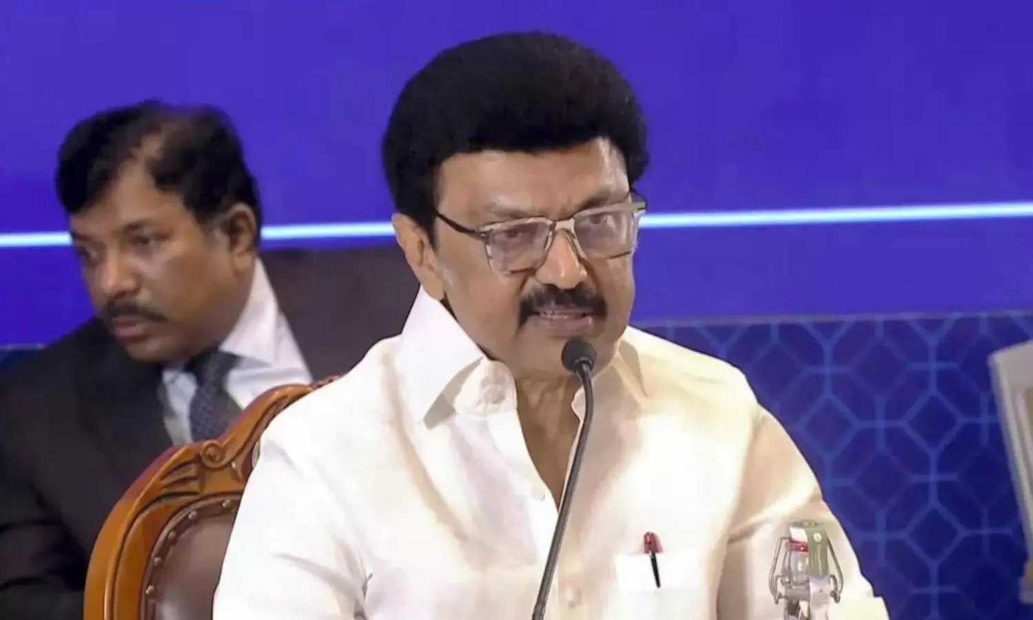 సంక్షేమ పథకాలలో సీఎం పేరు, ఫొటో వాడొచ్చు: సుప్రీంకోర్టు సంక్షేమ పథకాలలో సీఎం పేరు, ఫొటో వాడొచ్చు: సుప్రీంకోర్టు