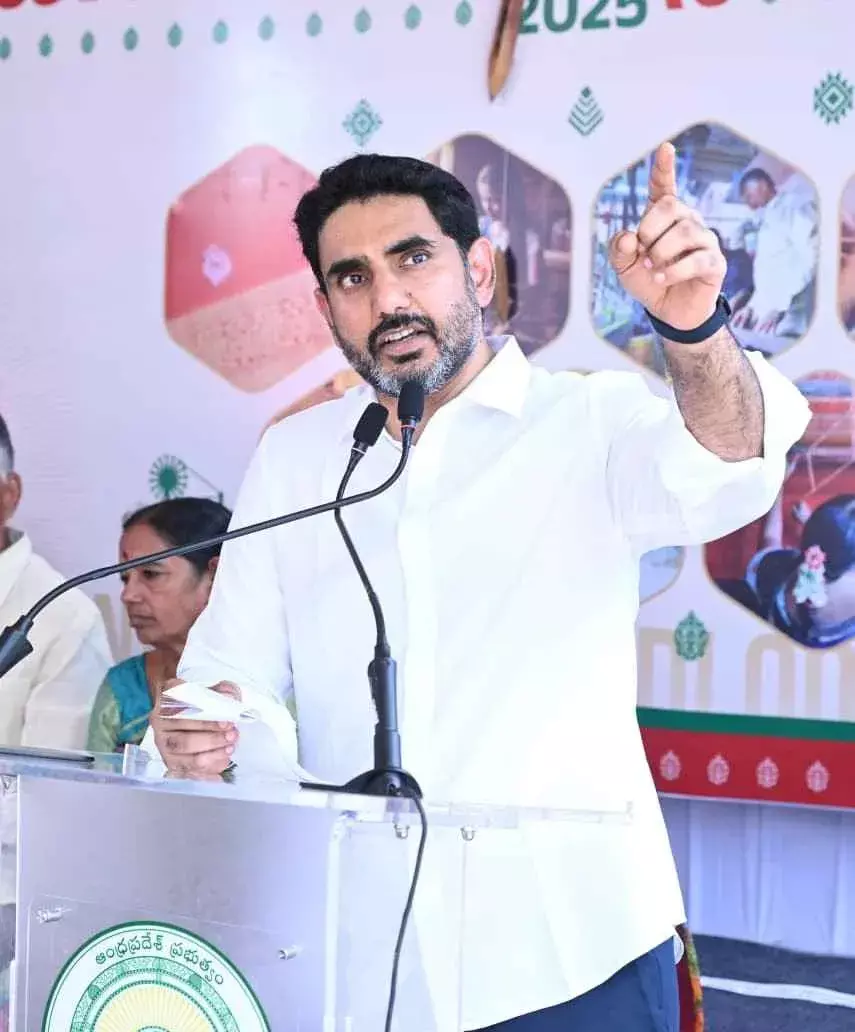 నేతన్నలు కార్మికులు కాదు..కళాకారులు