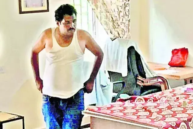 సార్ లోపల మందు కొడుతున్నారు, సంతకానికి రేపు రండి!