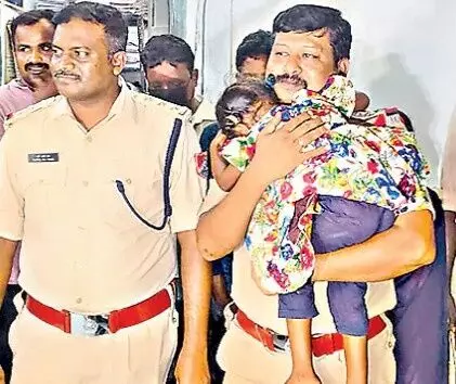 తాగుడు కోసం 5 వేలకు 3 ఏళ్ల కూతుర్ని అమ్మేసిన తండ్రి తాగుడు కోసం 5 వేలకు 3 ఏళ్ల కూతుర్ని అమ్మేసిన తండ్రి