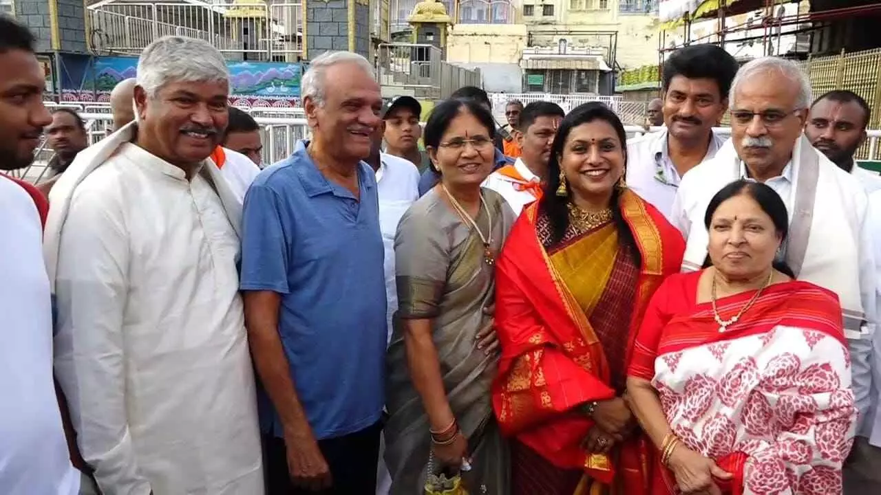 తిరుమల ఆలయం ముందు వైసీపీ మాజీ మంత్రి ఆర్ కే రోజా, నేతలతో సీపీఐ నారాయణ తిరుమల ఆలయం ముందు వైసీపీ మాజీ మంత్రి ఆర్ కే రోజా, నేతలతో సీపీఐ నారాయణ