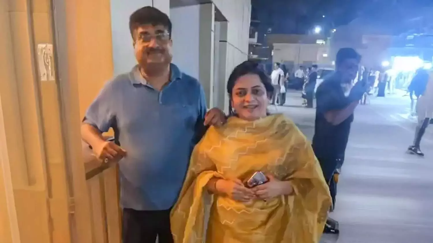 భారతీయ వస్త్రధారణలో వెళ్లిన జంటను లోపలికి రానివ్వని రెస్టారెంట్.. భారతీయ వస్త్రధారణలో వెళ్లిన జంటను లోపలికి రానివ్వని రెస్టారెంట్..