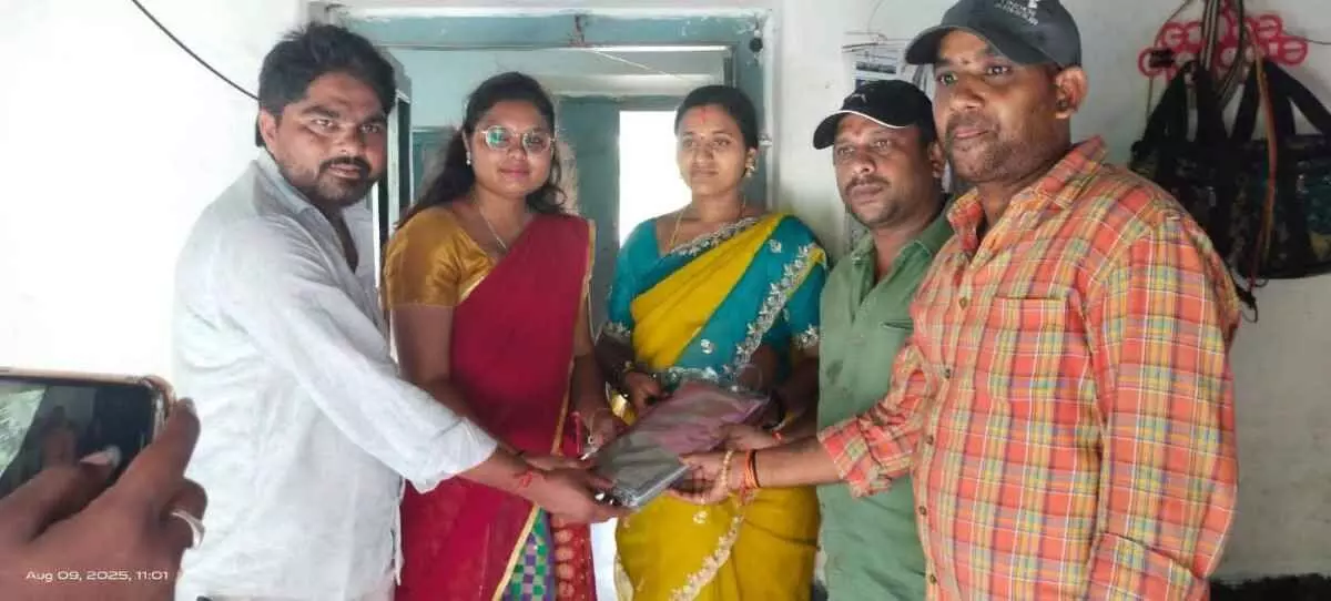 వితంతువులకు పవన్‌ కల్యాణ్‌ రాఖీ చీరలు
