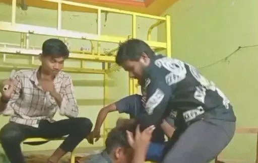 బీసీ హాస్టల్లో దారుణం..జూనియర్‌ను చితకబాదిన సీనియర్లు