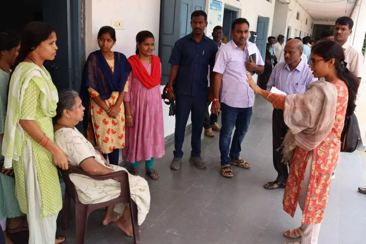 వృద్ధురాలికి కలెక్టర్ సహాయం వృద్ధురాలికి కలెక్టర్ సహాయం