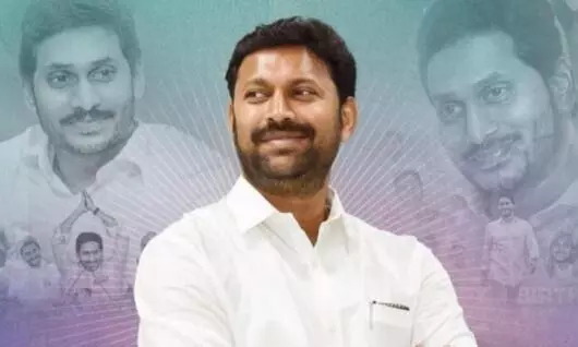 పులివెందులలో వైసీపీ ఎంపీ అవినాష్ రెడ్డి అరెస్ట్ పులివెందులలో వైసీపీ ఎంపీ అవినాష్ రెడ్డి అరెస్ట్