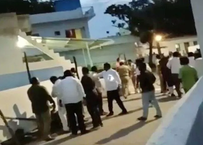 పులివెందుల- ఉద్రిక్తతల మధ్య పోలింగ్ ప్రారంభం పులివెందుల- ఉద్రిక్తతల మధ్య పోలింగ్ ప్రారంభం