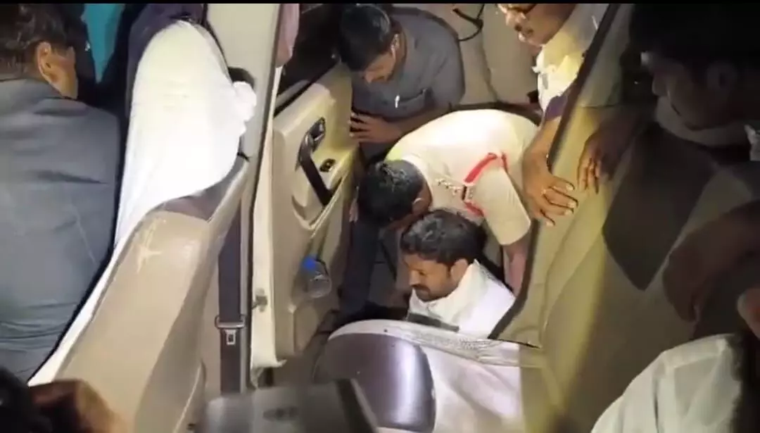 కడప ఎంపీ అవినాష్ ఎందుకు బైఠాయించారు? కడప ఎంపీ అవినాష్ ఎందుకు బైఠాయించారు?