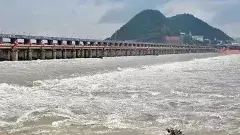 ప్రకాశం బ్యారేజీకి భారీగా వరద తాకిడి