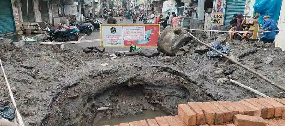మ్యాన్హోల్లో పడి టీడీపీ నేత మృతి మ్యాన్హోల్లో పడి టీడీపీ నేత మృతి
