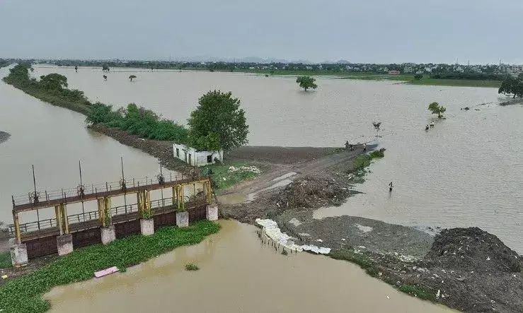 వరద నీటిలో రాజధాని అమరావతి, నిలిచిన రాకపోకలు