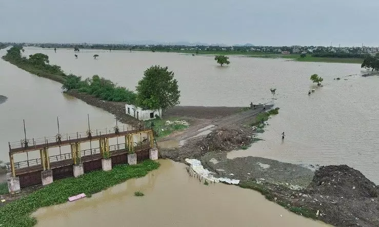 వరద నీటిలో రాజధాని అమరావతి, నిలిచిన రాకపోకలు వరద నీటిలో రాజధాని అమరావతి, నిలిచిన రాకపోకలు