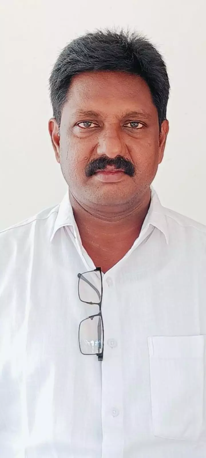 అంతర్వేది గ్రామానికి చెందిన రొయ్యల రైతు చెన్నుబోయిన తాతాజీ