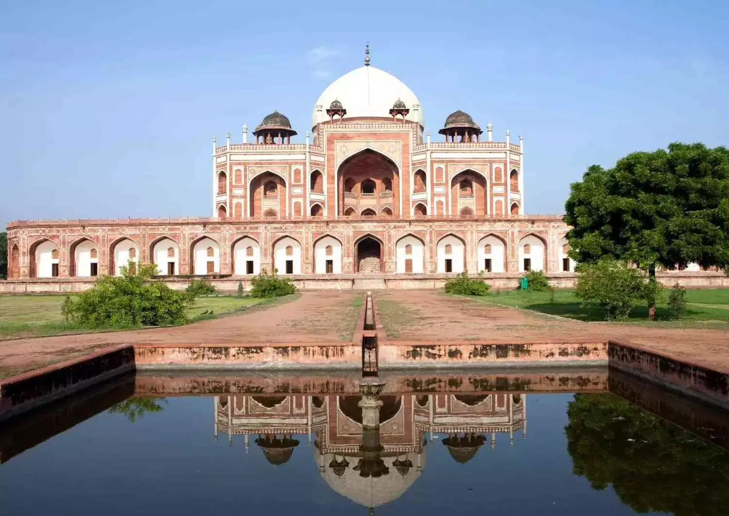 ఢిల్లీలో స్వల్పంగా కూలిన హుమయున్ సమాధి -  ఐదుగురి మృతి