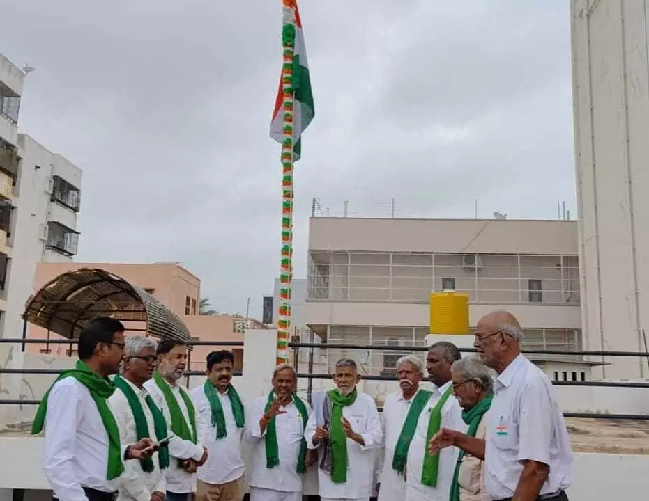 మహనీయుల త్యాగాలను స్పూర్తిగా తీసుకోవాలి