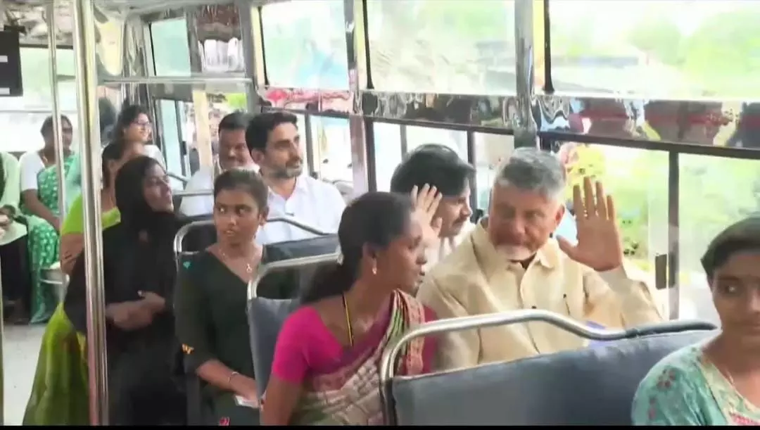 బస్సెక్కిన చంద్రబాబు, పవన్ ,లోకేష్