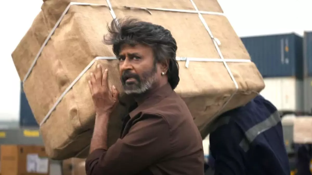 రజనీకాంత్ కూలీ  ఎంతవరకూ మోసాడు? ఎక్కడ దెబ్బ తీసాడు?