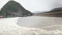 పెరుగుతున్న కృష్ణా, గోదావరి వరద ప్రవాహం