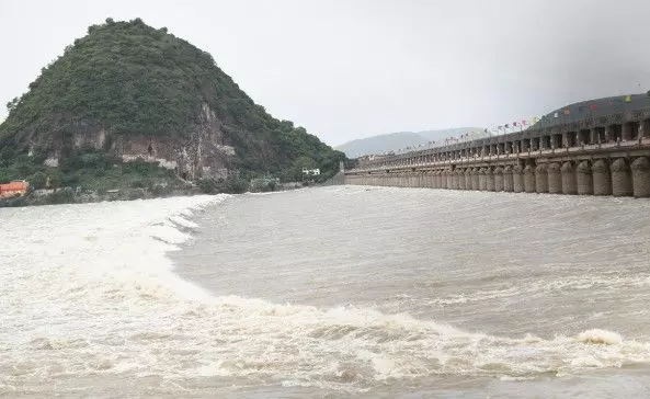 పెరుగుతున్న కృష్ణా, గోదావరి వరద ప్రవాహం