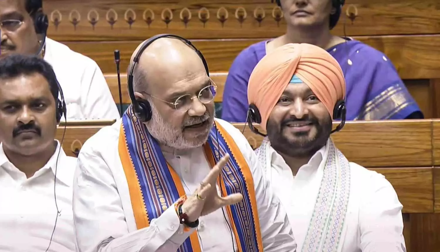 అమిత్ షా ప్రవేశపెట్టిన బిల్లులపై లోక్‌సభలో ప్రతిపక్ష ఎంపీల నిరసన..
