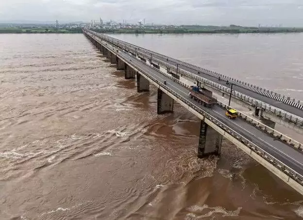 కృష్ణమ్మ ఉరకలు..గోదావరి ఉగ్రరూపం కృష్ణమ్మ ఉరకలు..గోదావరి ఉగ్రరూపం
