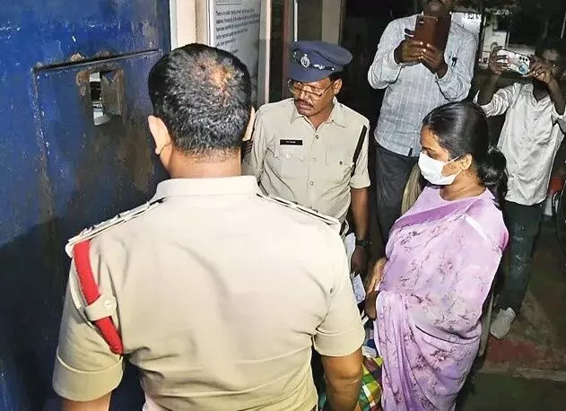 నెల్లూరు లేడీ డాన్ అరుణ కారులో పోలీసులు గంజాయి పెట్టారా?