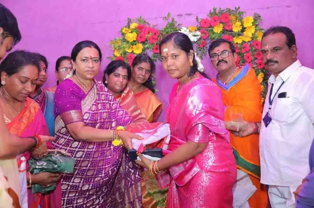 పిఠాపురంలో మహిళలకు చీర,కుంకమ కిట్లు పిఠాపురంలో మహిళలకు చీర,కుంకమ కిట్లు