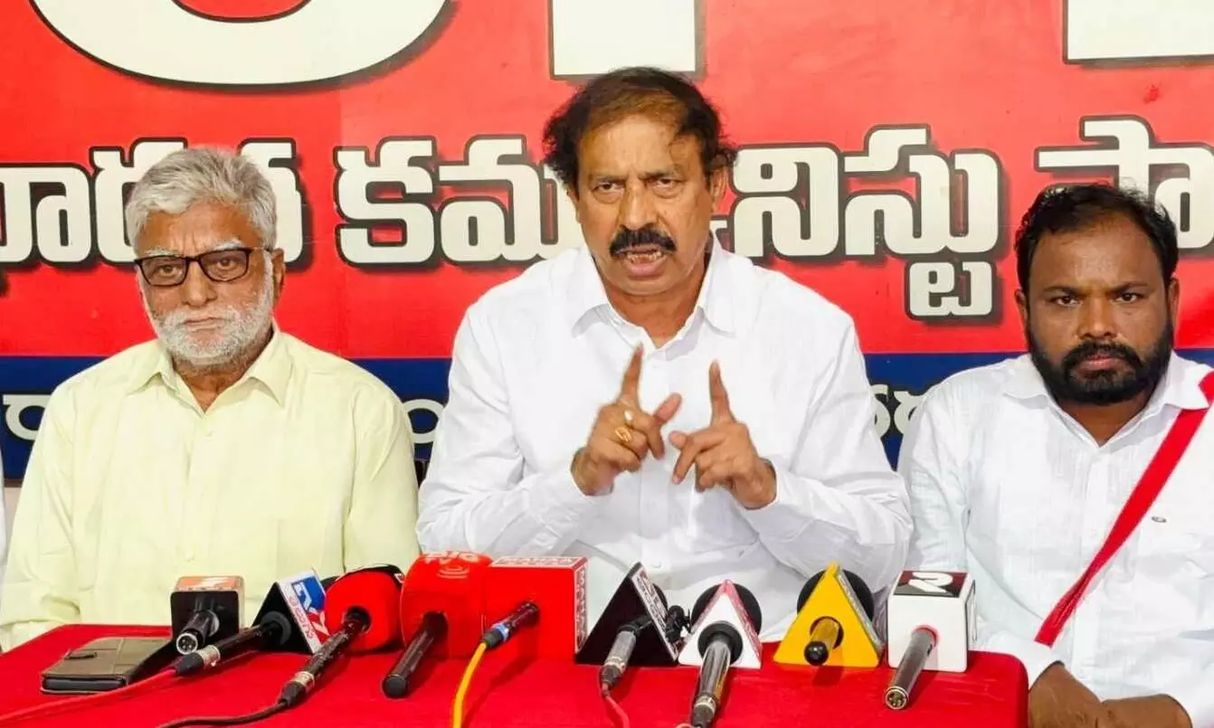 స్మార్ట్ పాలనంటే బ్లాక్ లో యూరియా కొనుక్కోవడమా చంద్రబాబూ! స్మార్ట్ పాలనంటే బ్లాక్ లో యూరియా కొనుక్కోవడమా చంద్రబాబూ!