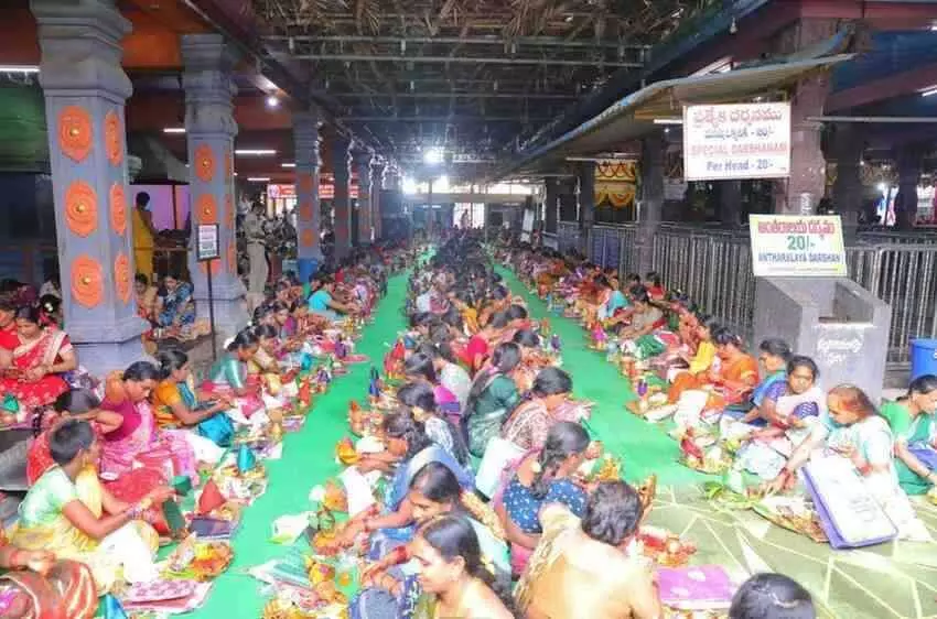 అటు వరలక్ష్మీ వ్రతాలు..ఇటు పిండ ప్రదానాలు!