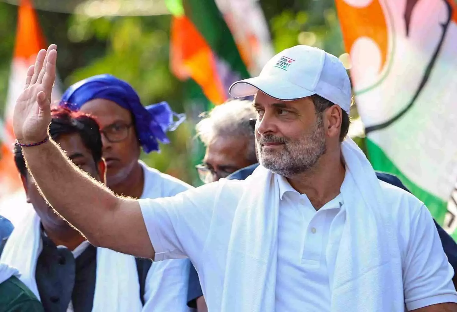 ఈసీపై ఎందుకు ఫిర్యాదు చేయలేదు: బీజేపీని ప్రశ్నించిన రాహుల్ ఈసీపై ఎందుకు ఫిర్యాదు చేయలేదు: బీజేపీని ప్రశ్నించిన రాహుల్