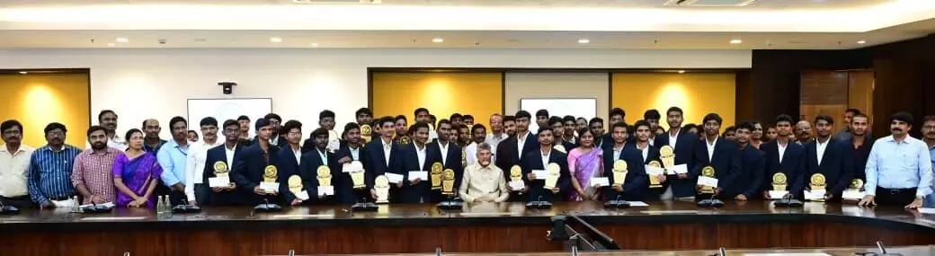 ఎస్సీ,ఎస్టీ విద్యార్థుల భుజం తట్టి ఆల్‌ ది బెస్ట్‌ చెప్పిన చంద్రబాబు