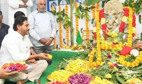 వర్షాల వల్ల ఆగిన జగన్–తాడేపల్లిలోనే వినాయక పూజ వర్షాల వల్ల ఆగిన జగన్–తాడేపల్లిలోనే వినాయక పూజ