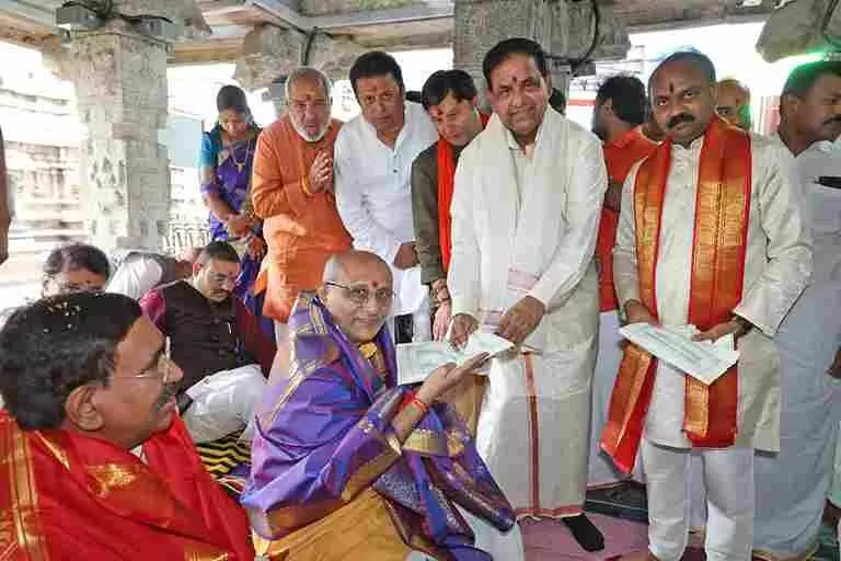 తిరుచానూరు సందర్శించిన ఎన్డీఏ ఉపరాష్ట్రపతి అభ్యర్థి సీపీ రాధాకృష్ణన్ తిరుచానూరు సందర్శించిన ఎన్డీఏ ఉపరాష్ట్రపతి అభ్యర్థి సీపీ రాధాకృష్ణన్