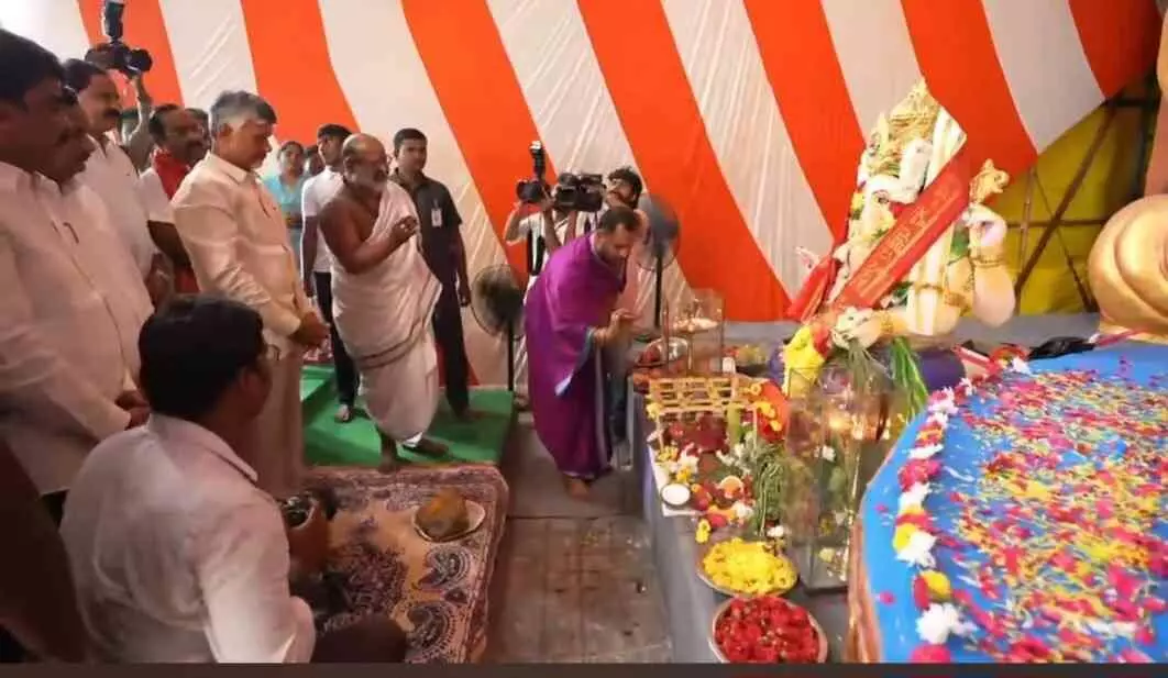 భారీ వినాయకుడికి చంద్రబాబు పూజలు భారీ వినాయకుడికి చంద్రబాబు పూజలు