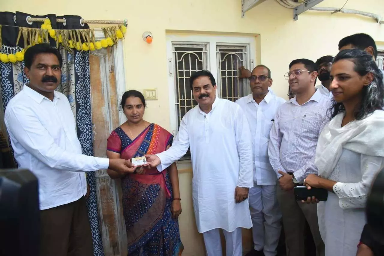 క్యూఆర్ కోడ్ స్మార్ట్ రైస్ కార్డు వల్ల ఉపయోగం ఏమిటంటే... క్యూఆర్ కోడ్ స్మార్ట్ రైస్ కార్డు వల్ల ఉపయోగం ఏమిటంటే...