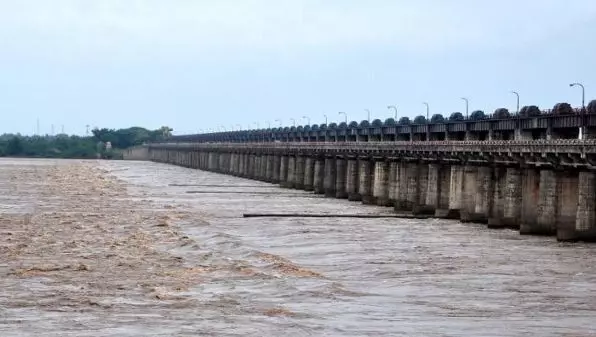 కృష్ణా, గోదావరిలకు భారీ వరద కృష్ణా, గోదావరిలకు భారీ వరద
