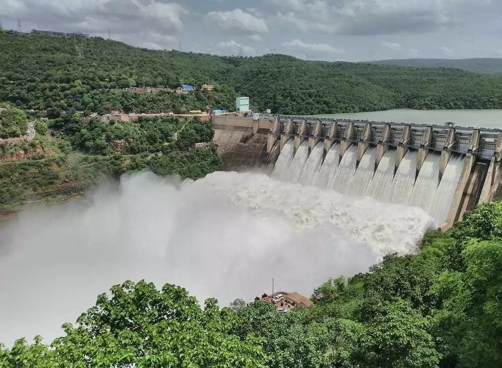 శ్రీశైలాన్ని రాయలసీమ నుంచి సపరేట్ చేస్తారా? శ్రీశైలాన్ని రాయలసీమ నుంచి సపరేట్ చేస్తారా?