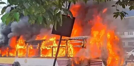 విశాఖలో దగ్ధమైన ఆర్టీసీ బస్సు.. ప్రయాణీకుల హాహాకారాలు విశాఖలో దగ్ధమైన ఆర్టీసీ బస్సు.. ప్రయాణీకుల హాహాకారాలు