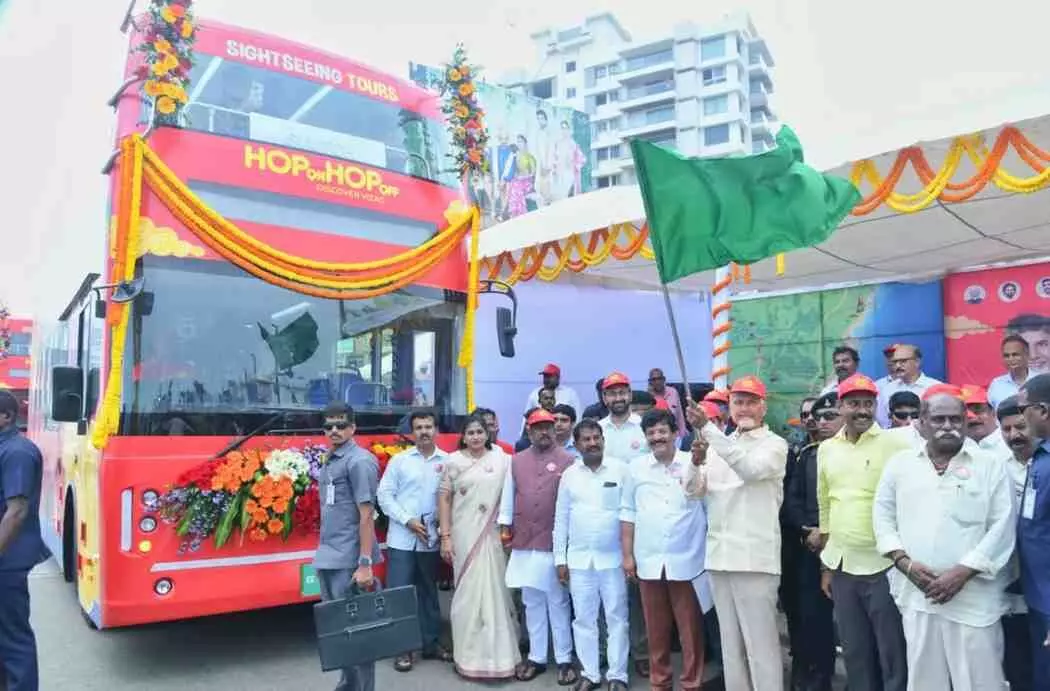 వైజాగ్ బీచ్కు ‘హోహో’ బస్సులొచ్చేశాయోచ్! వైజాగ్ బీచ్కు ‘హోహో’ బస్సులొచ్చేశాయోచ్!