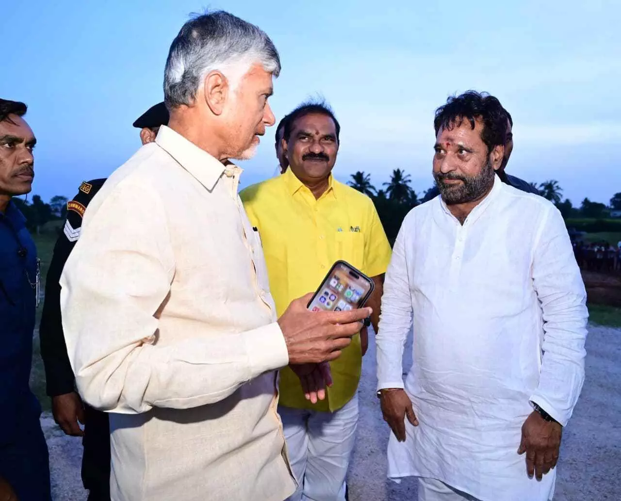 కుప్పంలో పార్టీ నేతలతో సీఎం చంద్రబాబు భేటీ..