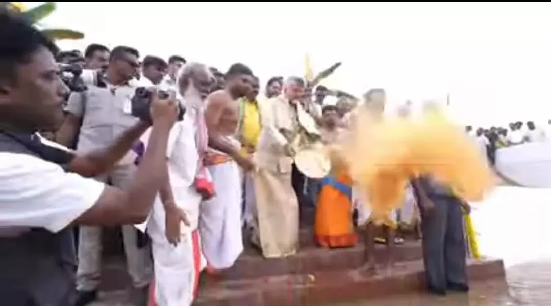 కుప్పం: కృష్ణమ్మకు సారె, హారతి ఇచ్చిన సీఎం