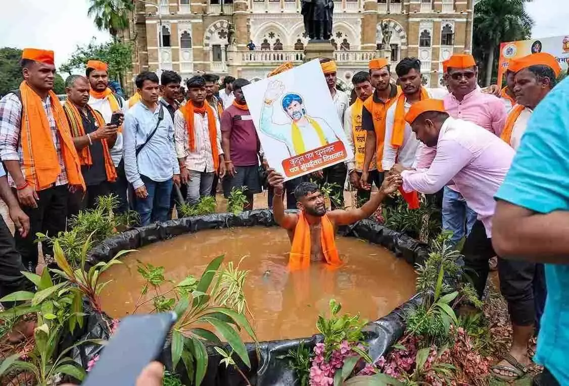 ముంబైలో కొనసాగుతోన్న జరంగే నిరాహార దీక్ష.. ముంబైలో కొనసాగుతోన్న జరంగే నిరాహార దీక్ష..