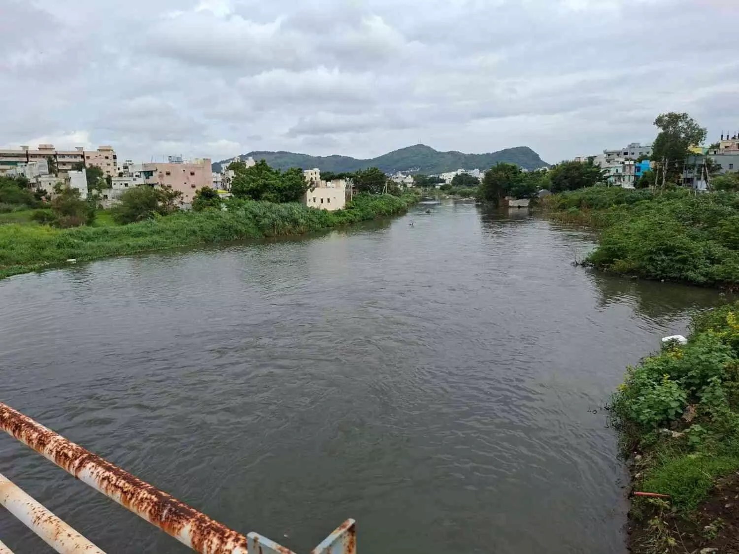 విజయవాడను వదలని బుడమేరు భయం! విజయవాడను వదలని బుడమేరు భయం!