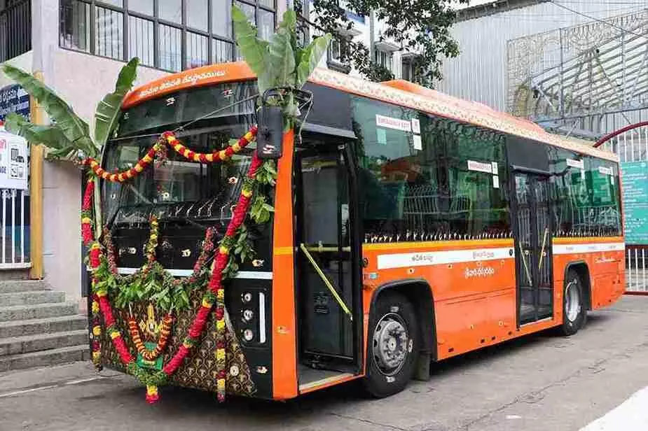 ఈ బస్సు సాదాసీదాది కాదు బాసూ.. ఈ బస్సు సాదాసీదాది కాదు బాసూ..
