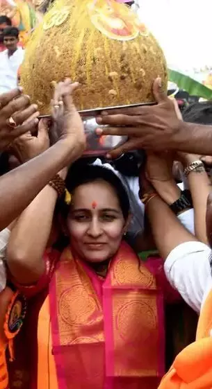 6లక్షలతో భారీ లడ్డూను దక్కించుకున్న టీడీపీ మహిళా ఎంపీ 6లక్షలతో భారీ లడ్డూను దక్కించుకున్న టీడీపీ మహిళా ఎంపీ