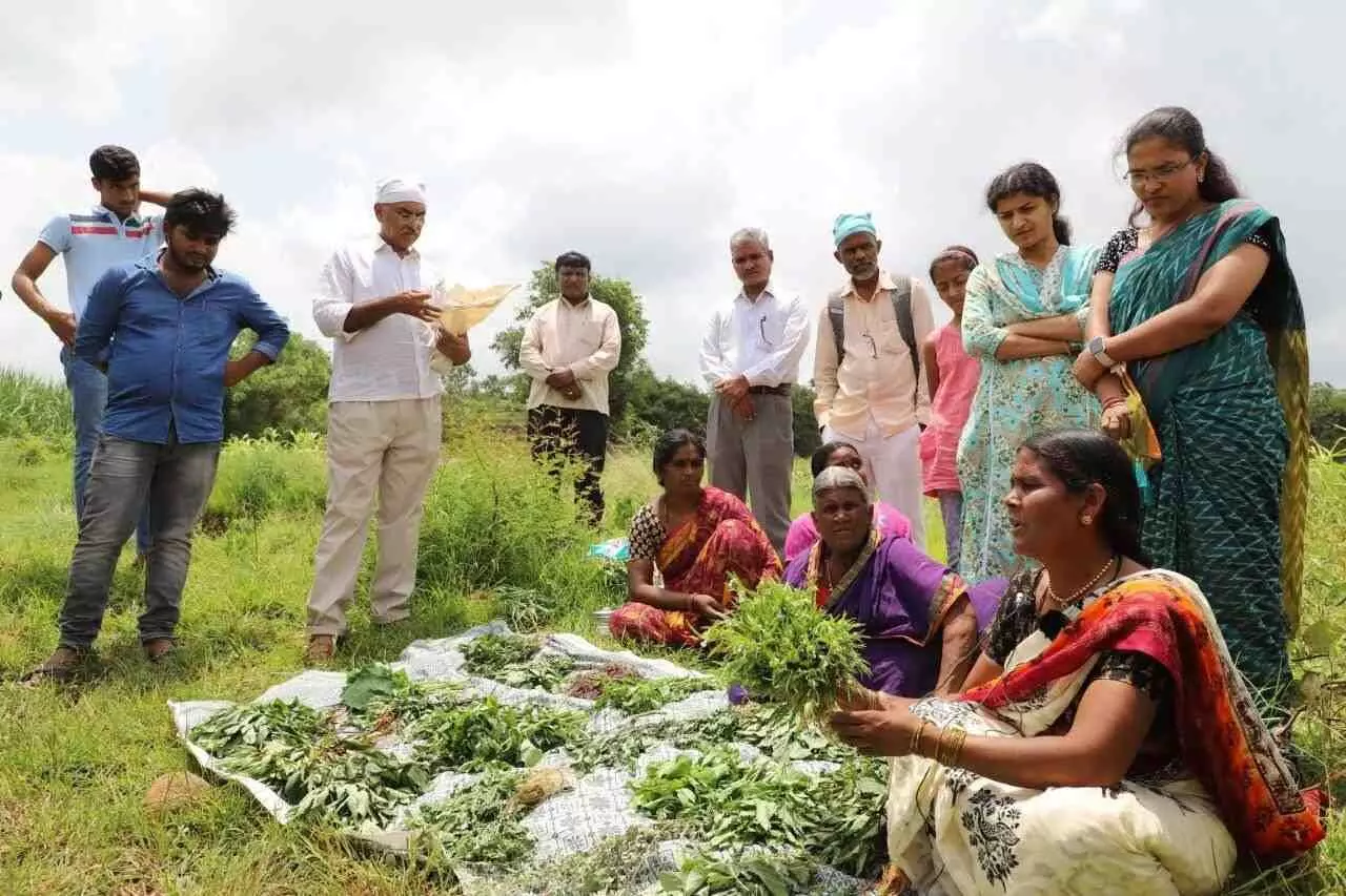 60 రకాల కలుపు మొక్కల్లోని పోషకాలను వివరిస్తున్న పస్తాపూర్ మహిళా రైతులు 60 రకాల కలుపు మొక్కల్లోని పోషకాలను వివరిస్తున్న పస్తాపూర్ మహిళా రైతులు