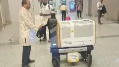 హైదరాబాద్ విమానాశ్రయంలో ఫుడ్ డెలివరీ  రోబోట్